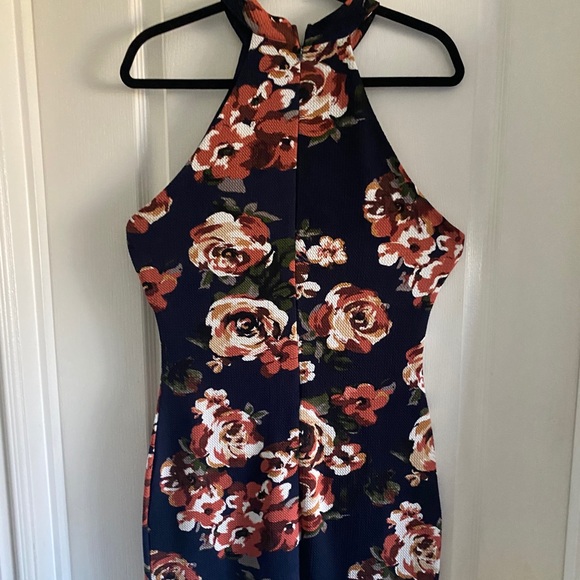 Halter-Neckline Stretch floral body-con dress. - Picture 2 of 3